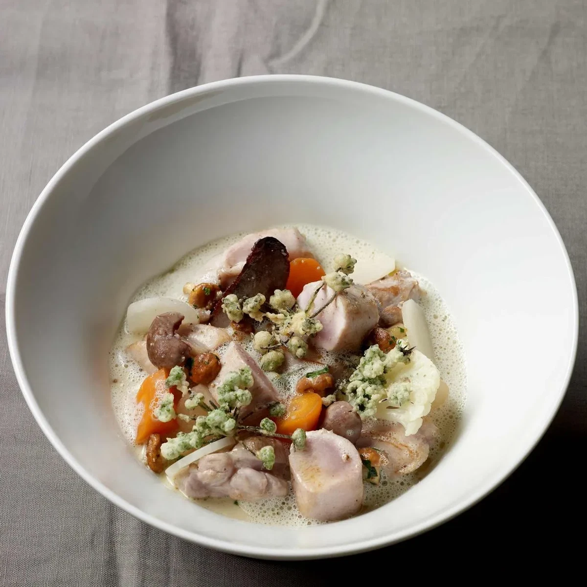 Kaninchenragout mit gebackenen Pilzen und gebackenen Petersilienblüten