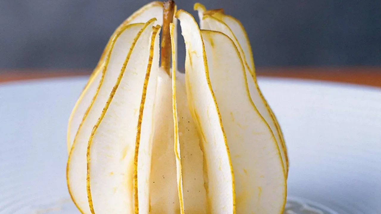 Image of Sylter Dessert mit Birnen: Geeiste Knusper-Birne & Honig