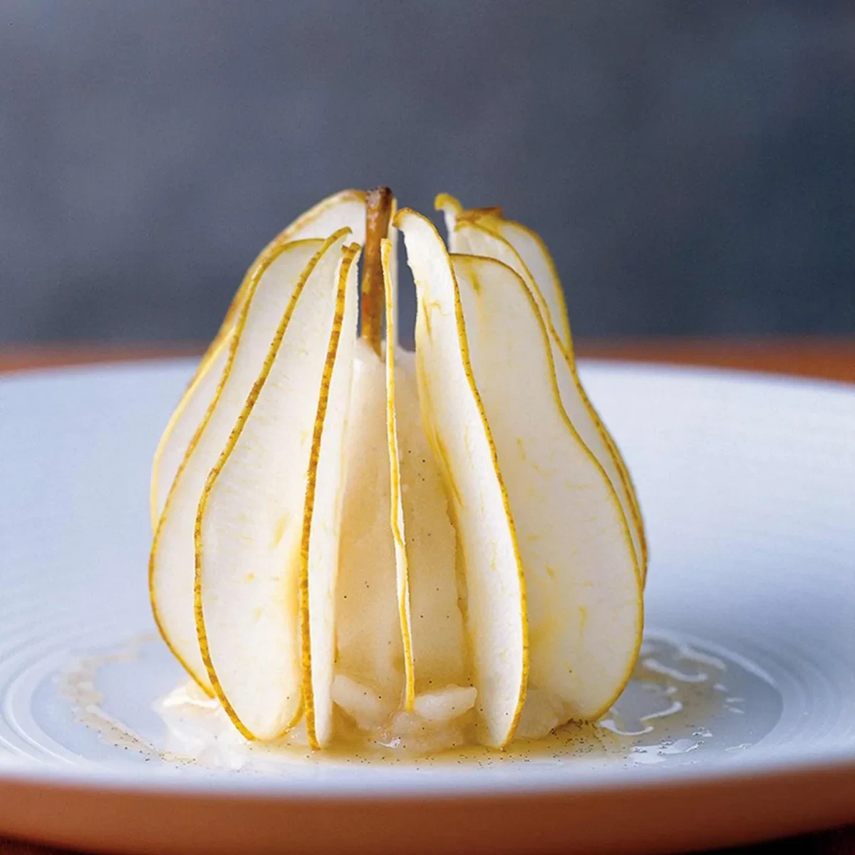 Sylter Dessert mit Birnen: Geeiste Knusper-Birne & Honig