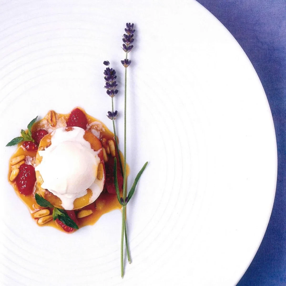 Dessert mit gebratenem Pfirsich und Lavendel-Eis