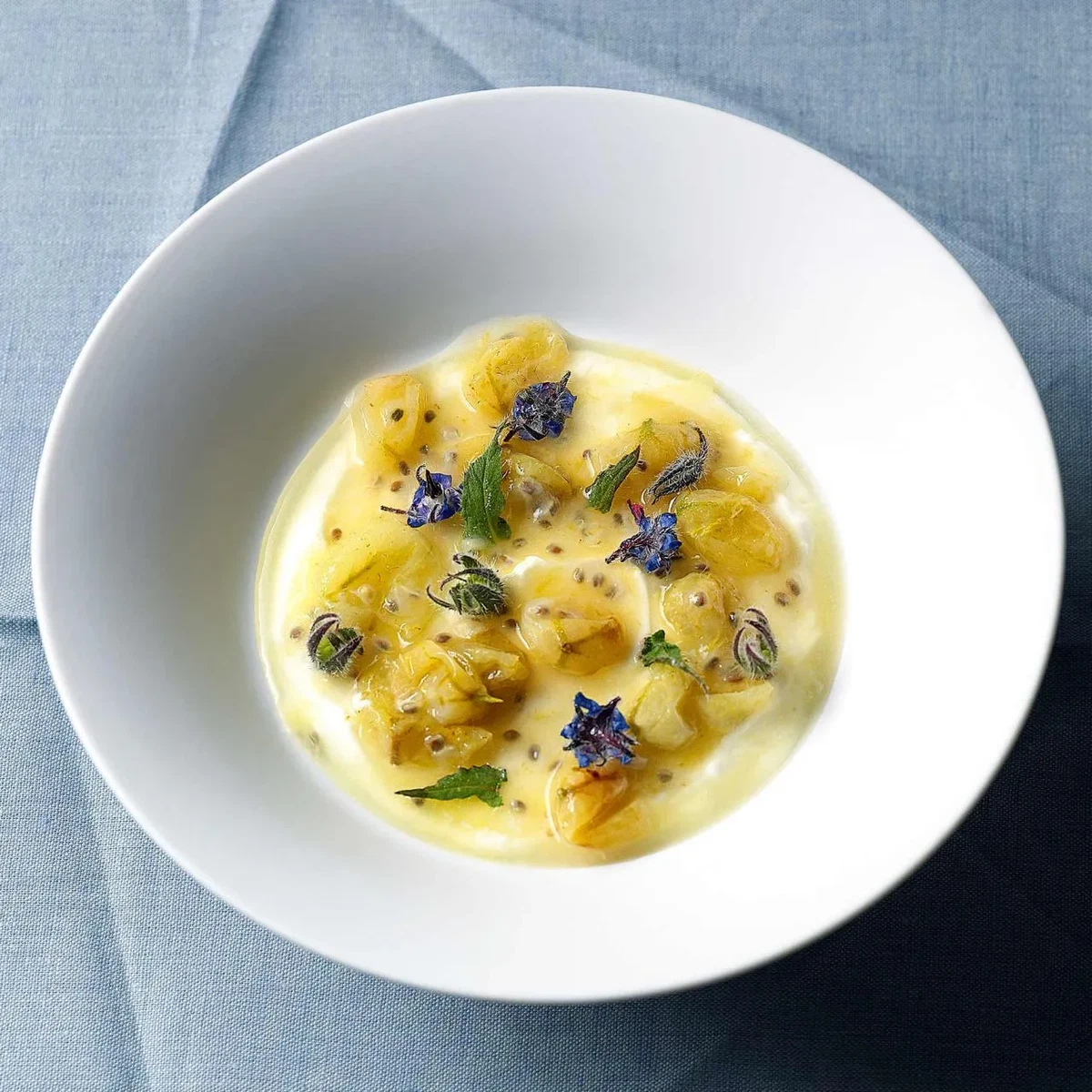 Erfrischendes Dessert mit Portwein-Melissen-Schaum
