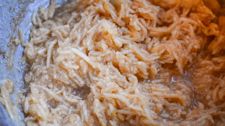Image of Combine apples, sugar, flour and seasoning (adjust sugar to compensate for the tartness of the apples used). If apples are dry, add a tablespoon of water.