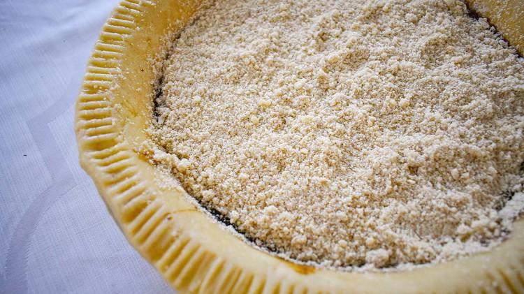 Image of Sprinkle crumb mixture over molasses mixture.