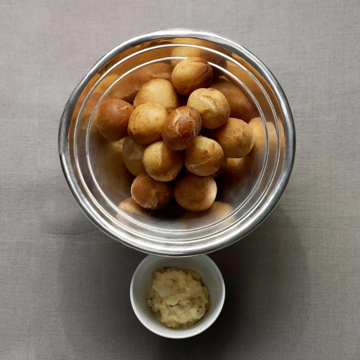 Sprottenkrapfen mit Apfel-Senf-Kompott