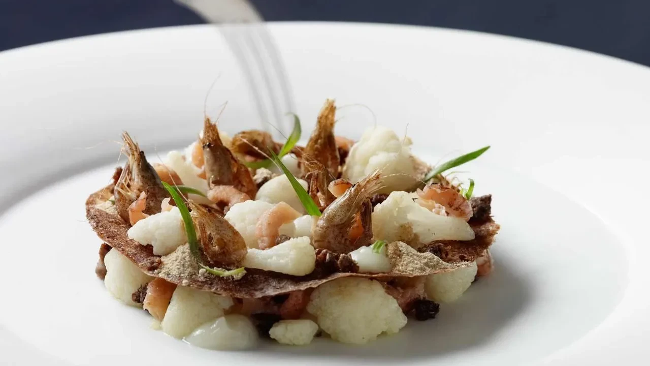 Krabbensalat mit Pumpernickel und Blumenkohl