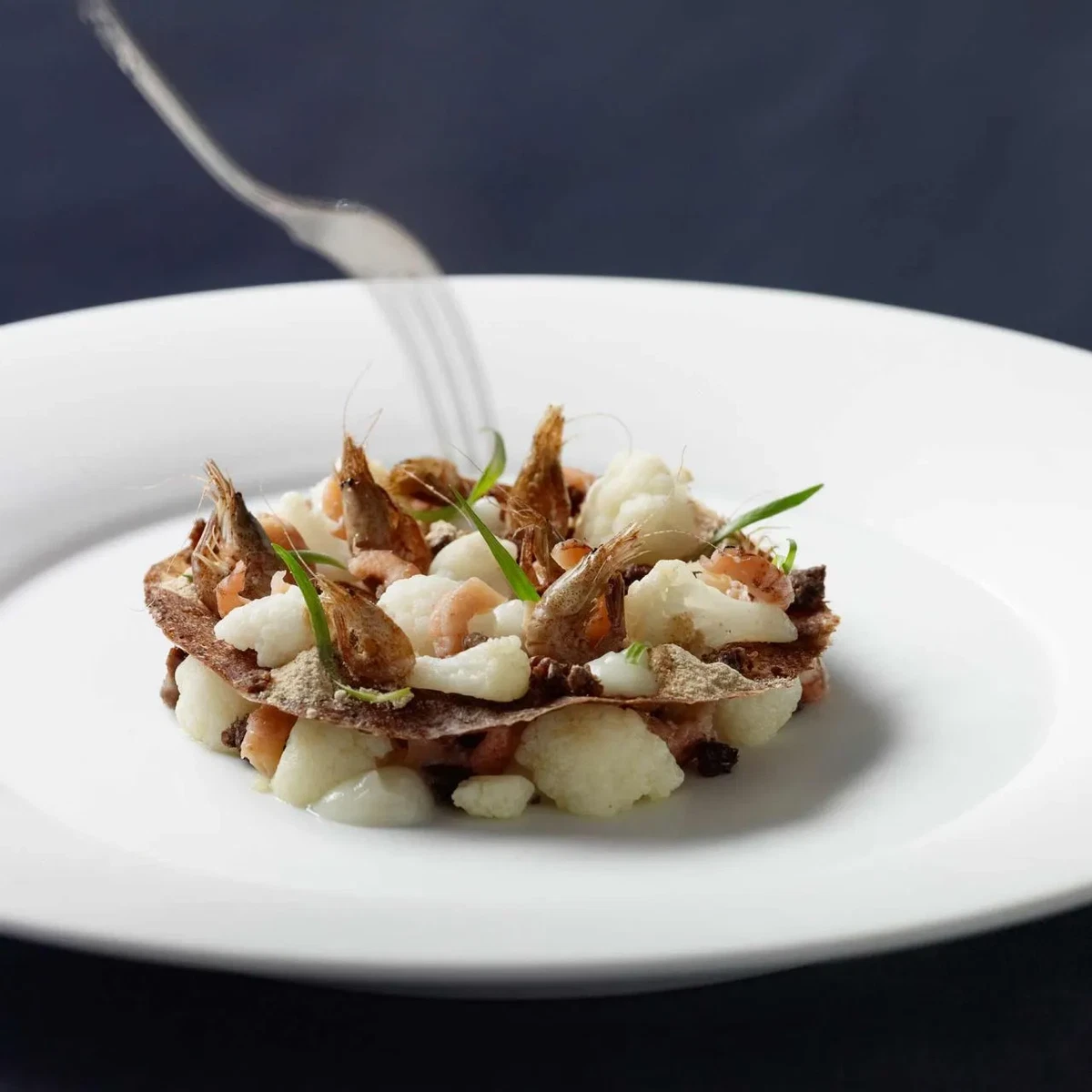 Krabbensalat mit Pumpernickel und Blumenkohl