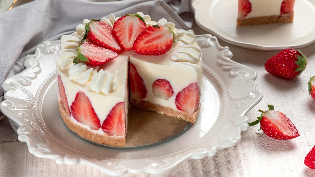 Image of No-Bake Gingerbread Strawberry Cheesecake
