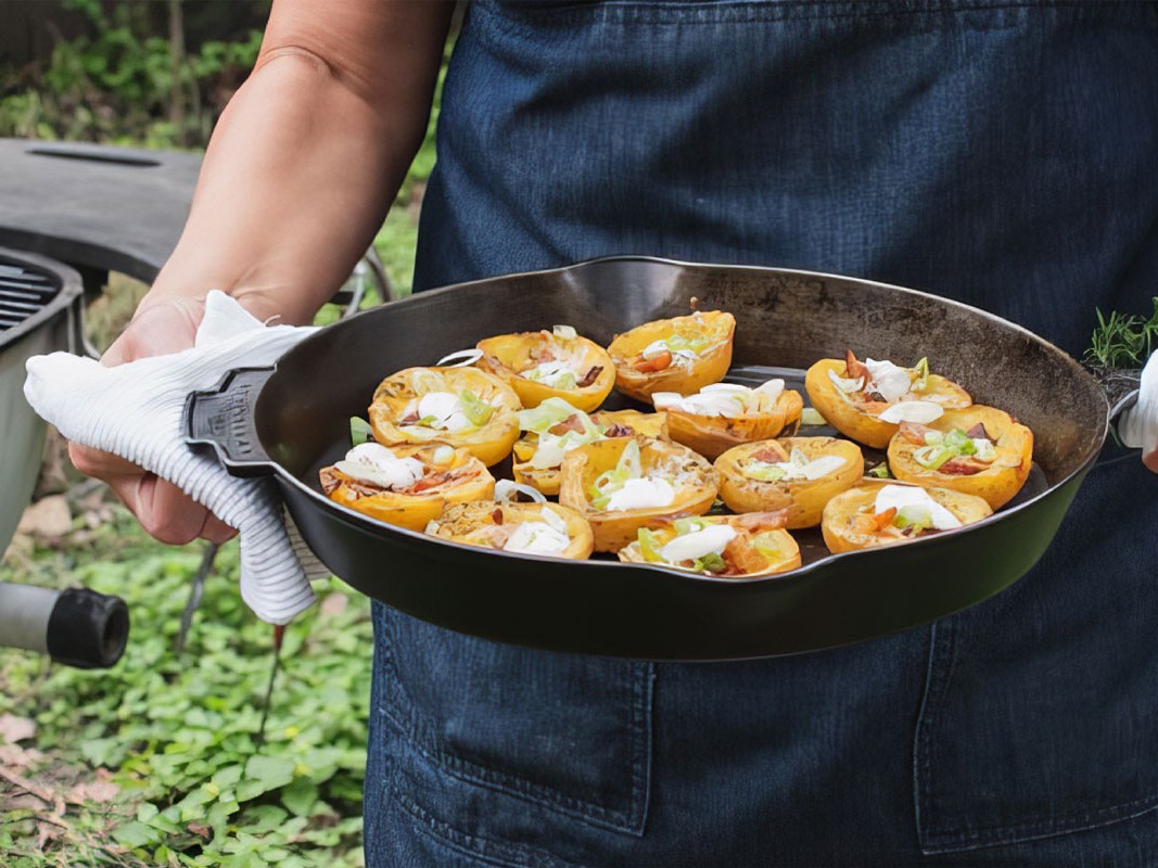 https://images.getrecipekit.com/20230615140452-loaded-potato-skins-recipe-with-potato-slayer-seasoning.jpg?aspect_ratio=4:3&quality=90&