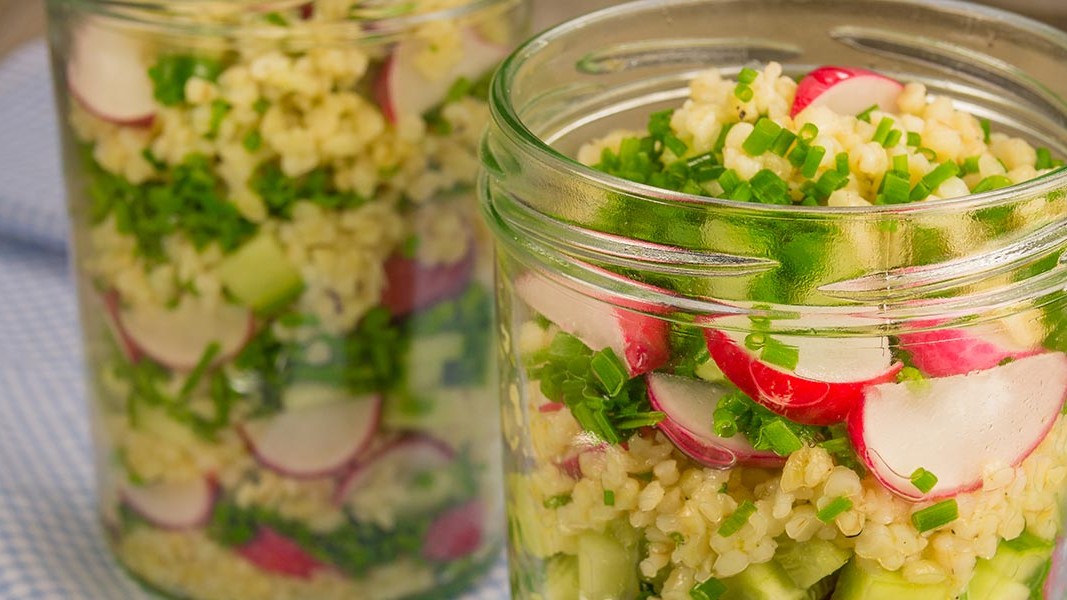 Image of Bulgur-Salat mit Radieschen, Gurke und Schnittlauch