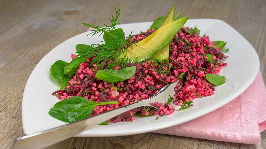Image of Bulgur-Salat mit Roter Bete, Dill, Basilikum und Avocado