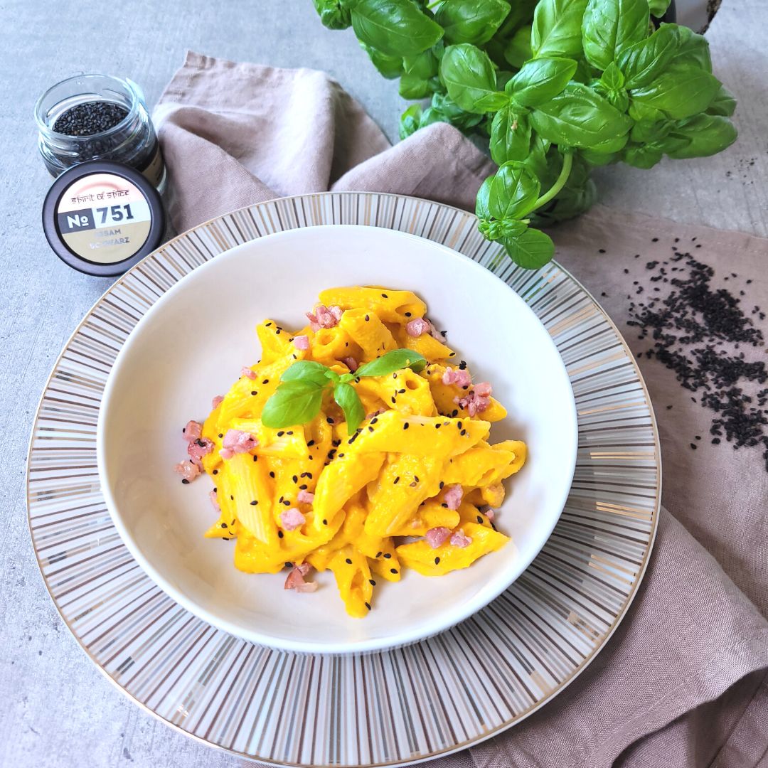 Penne an Rüebli-Erdnusssauce mit geröstetem Sesam