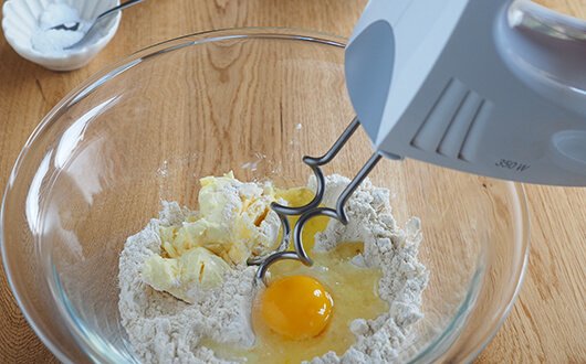 Image of Für den Mürbeteig Mehl, Margarine, Ei, drei Esslöffel kaltes Wasser...