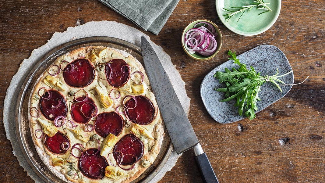 Image of Rustikale vegane Pizza bianca mit Rote Bete und Artischocken