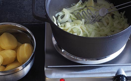 Image of Olivenöl in einem großen Topf erhitzen. Zwiebeln darin auf mittlerer...