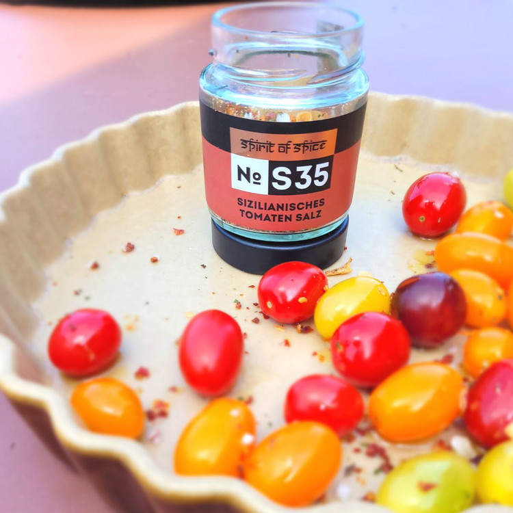 Image of Die Schweizer Kirschtomaten in einer Ofenfesten Form mit Olivenöl beträufeln, mit Spirit of Spice SIZILIANISCHES TOMATEN SALZ würzen