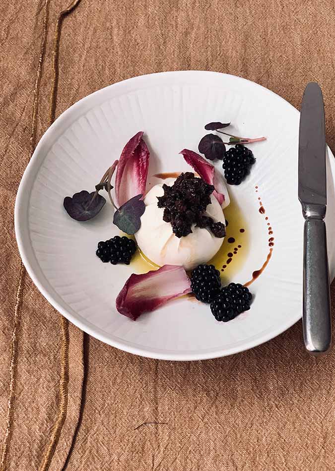 Burrata med sort trøffelcreme