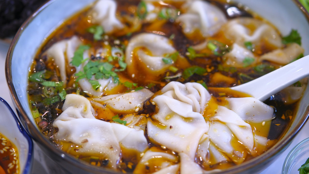 Image of Easy Hot and Sour Wonton Soup (酸汤馄饨)