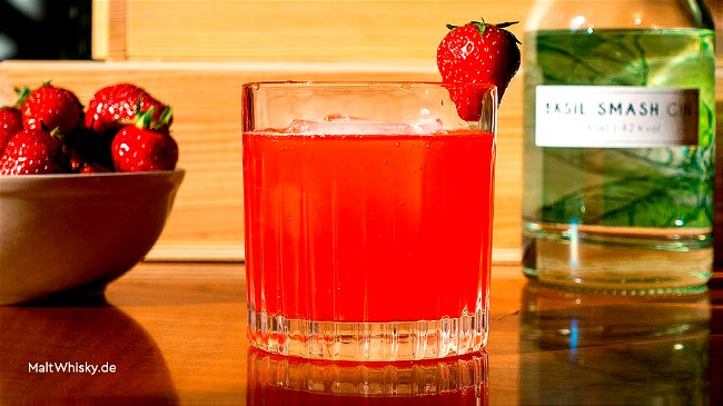 Image of Strawberry Basil Smash - Erfrischender Erdbeer Basilikum Cocktail