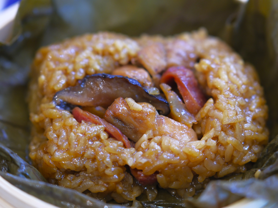 https://images.getrecipekit.com/20230705003724-how-to-make-cantonese-lo-mai-gai-sticky-rice-wrapper-in-lotus-leaf-recipe.png?aspect_ratio=4:3&quality=90&