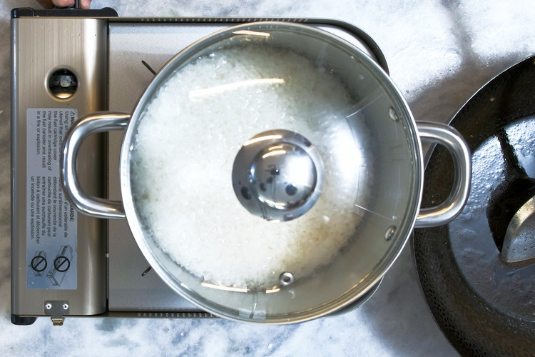Image of Let the glutinous rice cook over low heat for 8-10 minutes or until you don't see any bubbling reaction in the pot. Turn off the heat, and you should have some perfectly cooked glutinous rice.