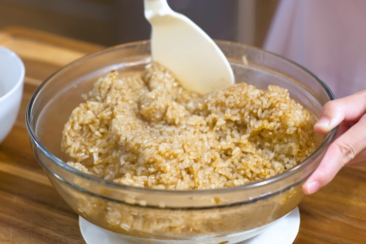 Image of Thoroughly combine the glutinous rice with the reserved soup from cooking the chicken and mushroom; This will guarantee your Lo Mai Gai will come out extra flavorful, gooey, and soft.