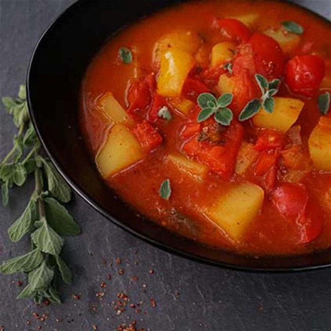 Image of Veganes Gulasch mit feurigem Paprikasalz