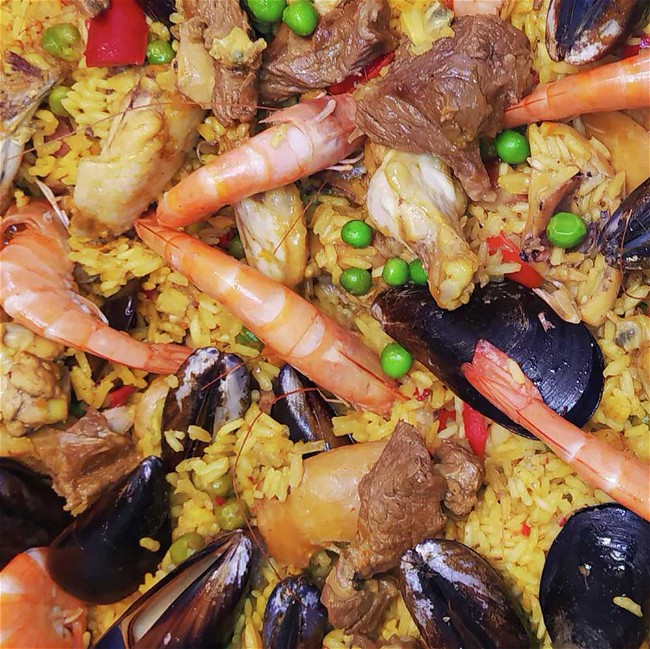 Image of Spanische Paella mit Muscheln, Garnelen, Huhn und Rind