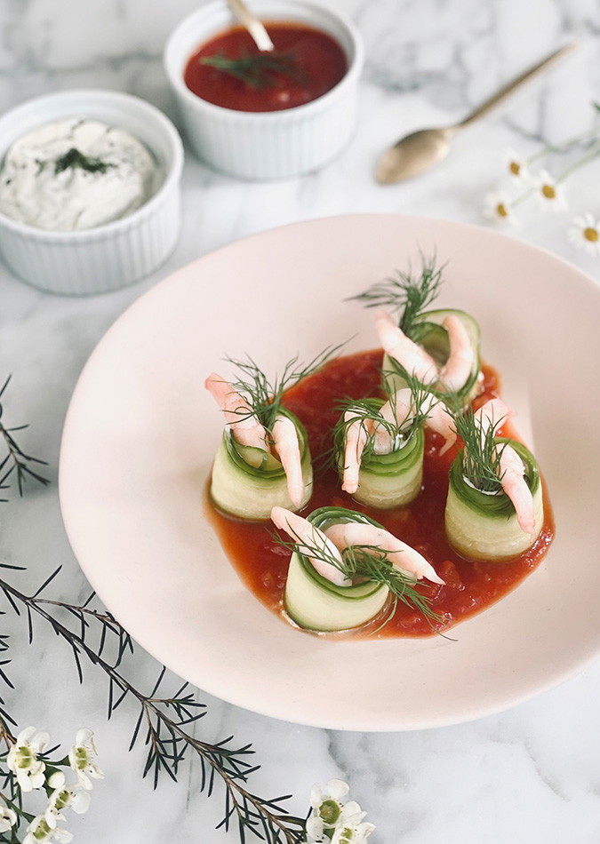 Agurkerulle med rejer og tomatsauce