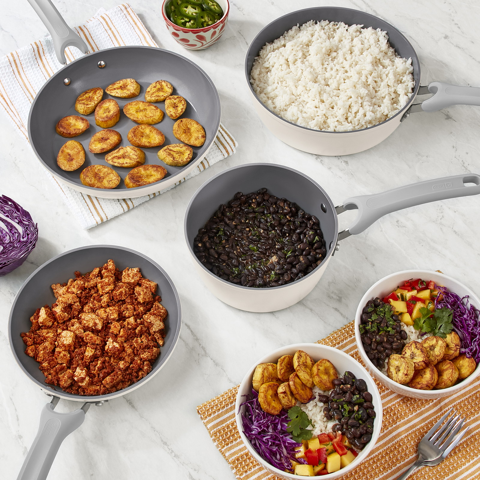 Bol de riz végétalien épicé aux haricots noirs et chorizo