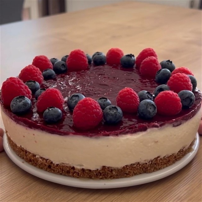 Image of No Bake Cake mit Beeren, Joghurt und weißer Schokolade