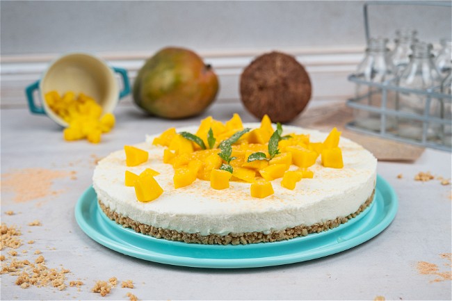 Image of No-Bake-Torte mit Mango und Kokos