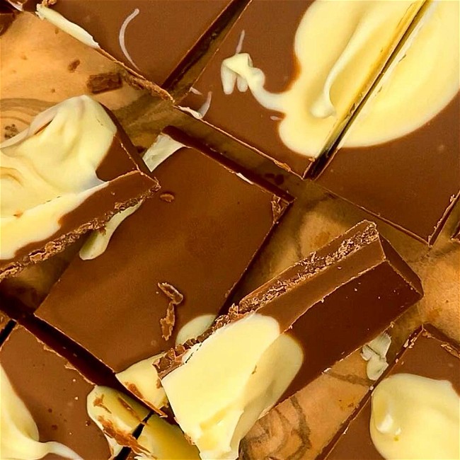 Image of Zuckerfreie Kuhflecken-Schokolade im MAKECAKE-Style!
