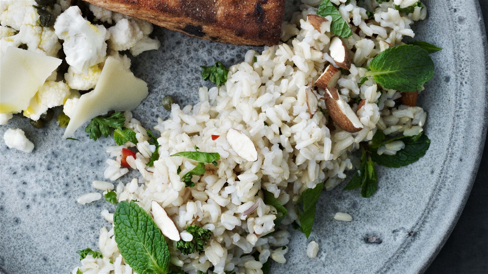 Image of RISTET LAKS MED REVET PARMESAN OG RÅ BLOMKÅL