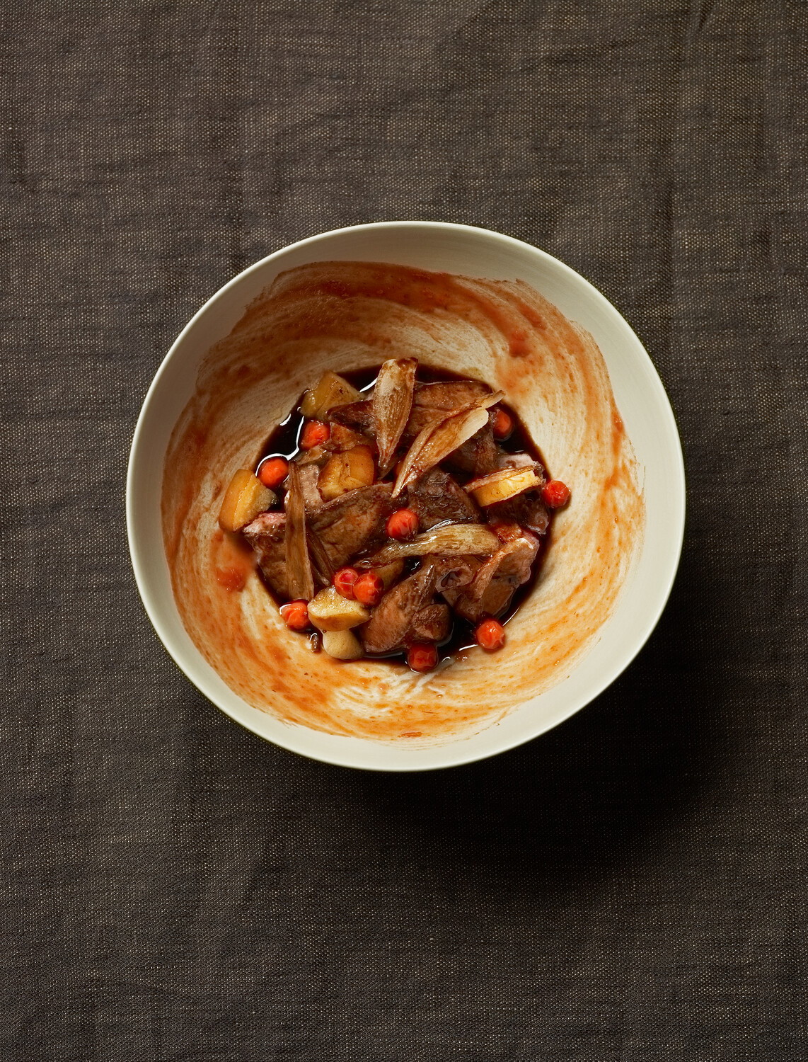 Sautierte Rehleber mit Holunder-Jus, Ebereschen und Birne