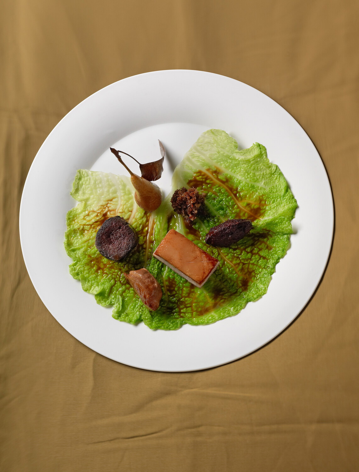 Schweinebauch Sous-vide mit Bratbirne und Wirsing
