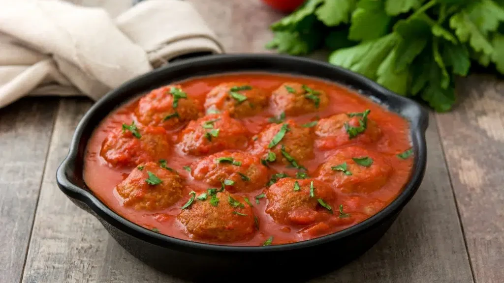 Image of Albondigas - spanische Hackbällchen aus der Gußpfanne