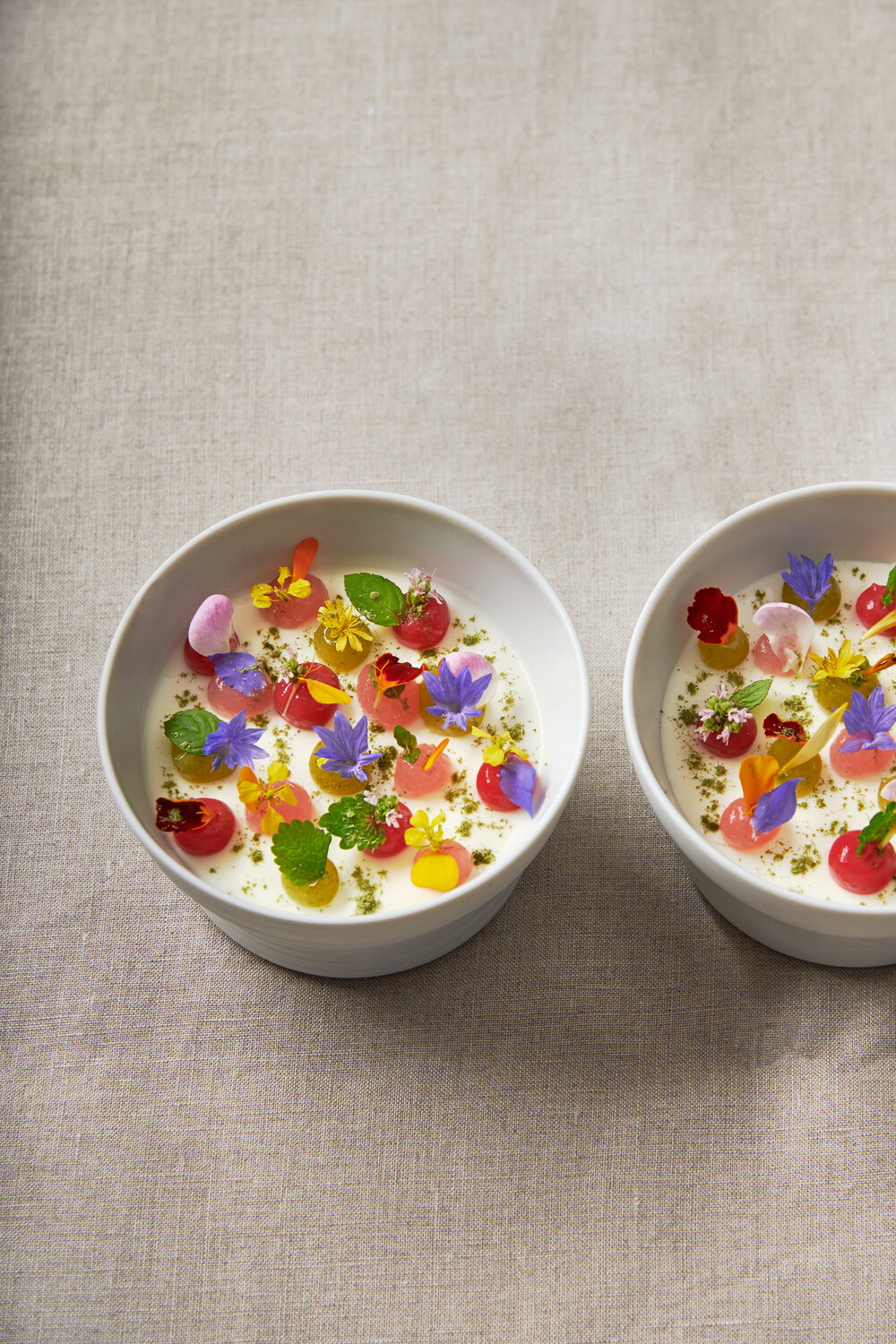 Rezept mit Mandelmilch, Rhabarber und Gartenblüten