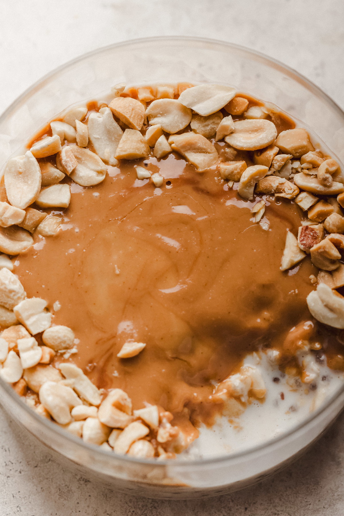 Avena trasnochada de vainilla y mantequilla de maní