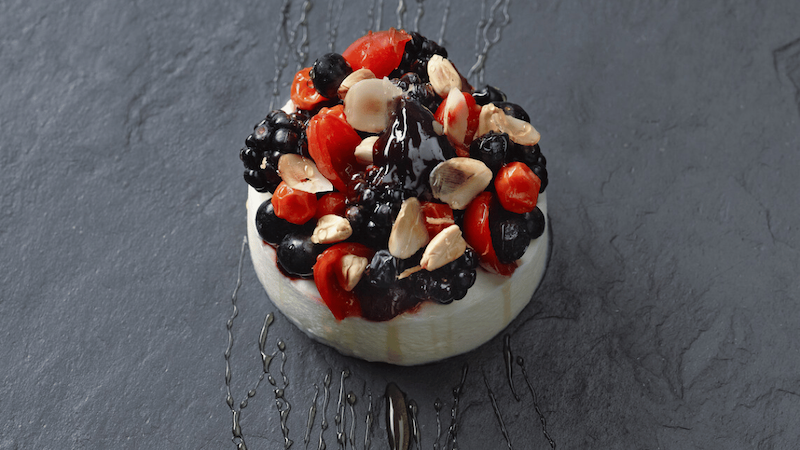 Dessert mit Beeren und geeistem Sylter Honig fruchtiges Dessert im ...