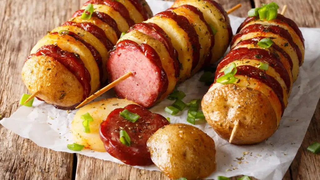 Image of Kartoffel-Wurst Spieß vom Grill