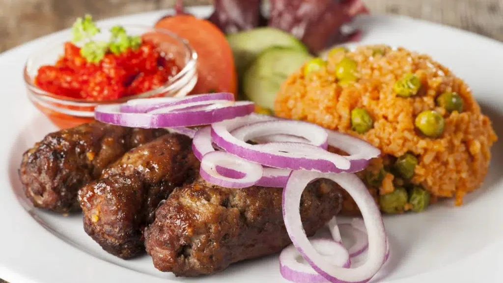 Image of Cevapcici grillen: würzige Hackfleischröllchen selber machen