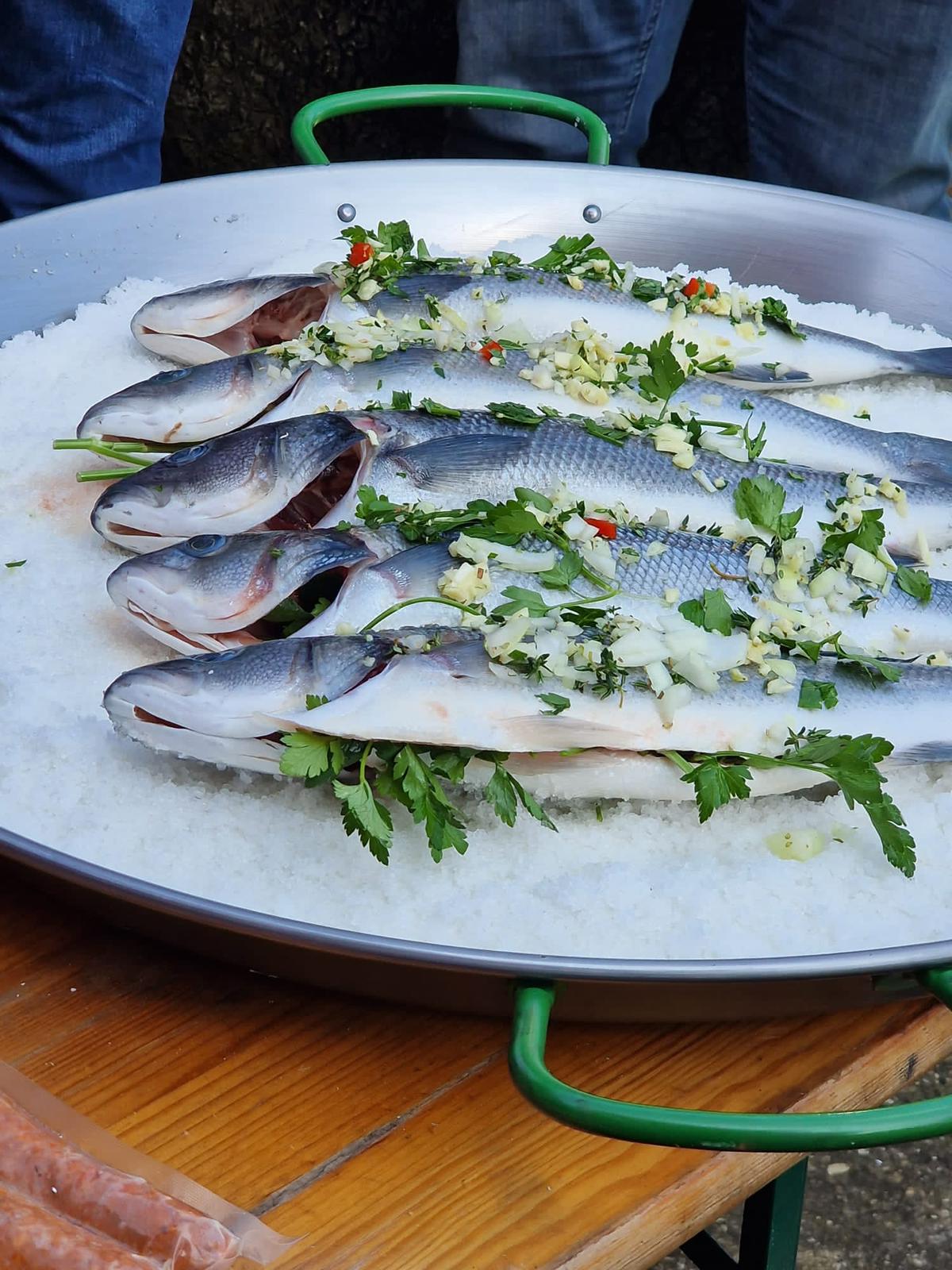 Image of Meeresfrische Köstlichkeiten: Dorade grillen auf dem Asado-Grill!