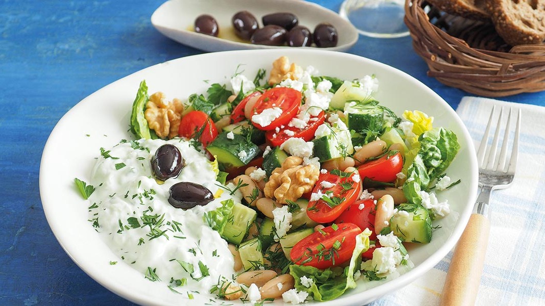 Image of Griechischer Salat mit weißen Bohnen und Tzatziki
