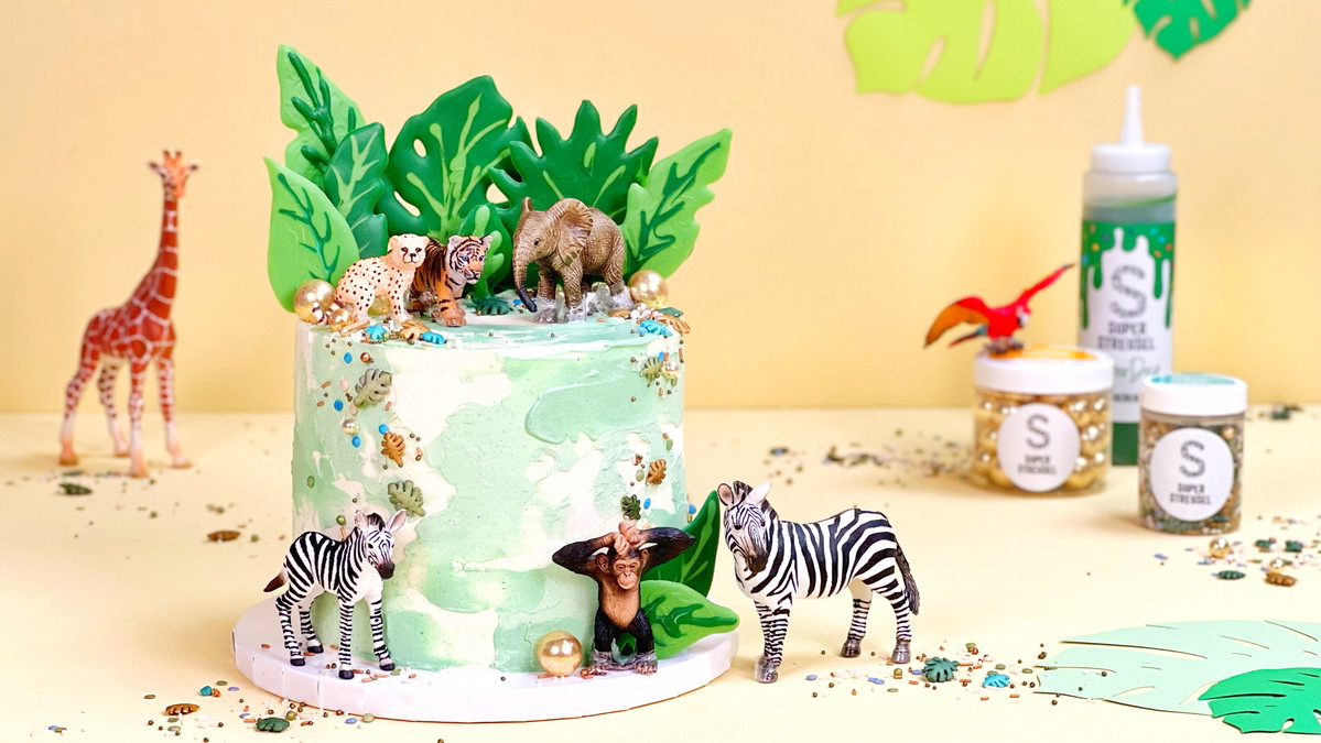 DschungelTorte mit SchleichTieren dekoriert