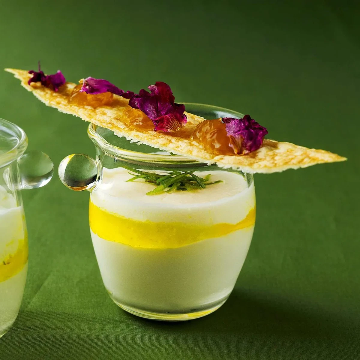 Sommer-Dessert im Glas mit Ziegenjoghurt und Sylter Rose
