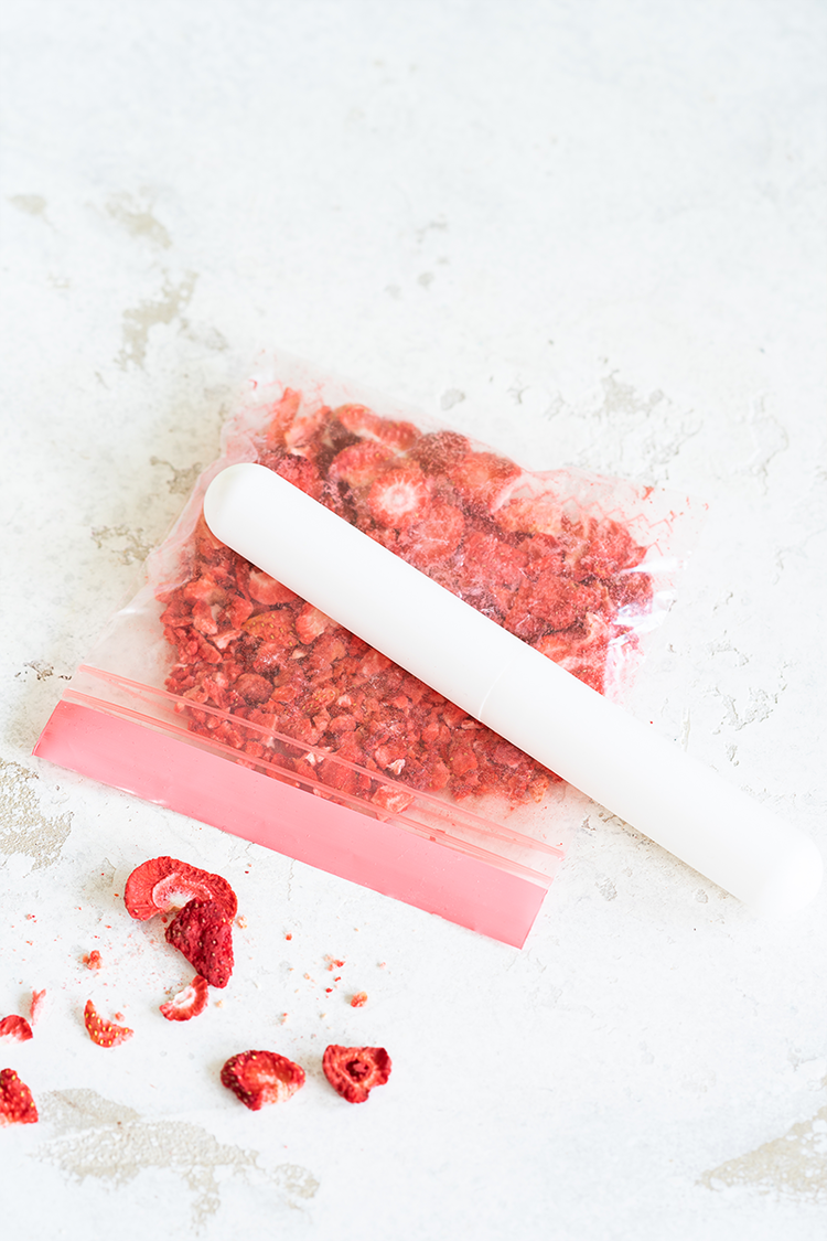 Image of Die gefriergetrockneten Erdbeeren in einen Gefrierbeutel füllen und mit einem Rollholz fein zermahlen.