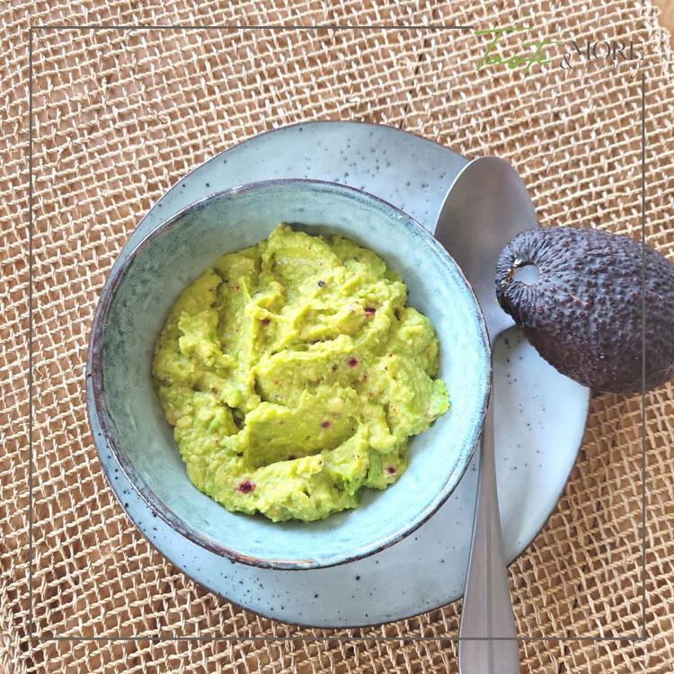 Image of In einer Schüssel vermengst du alle zutaten mit einer Gabel zu einem cremigen Dip. 