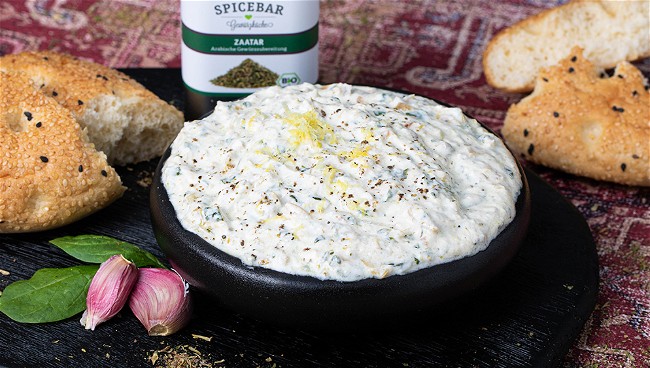 Image of Zitronen Zaatar Dip mit Artischoke und Spinat