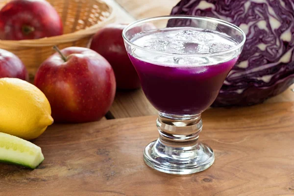 Image of Sommerlicher Rotkohl-Apfel-Zitronen-Saft