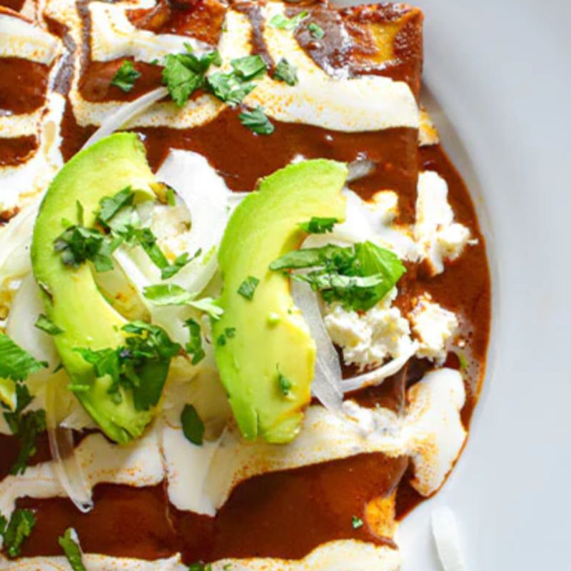 Kip enchiladas in rode saus